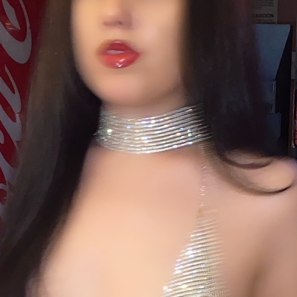 Silver rhinestone choker
Only worn once - Picture 3 of 3